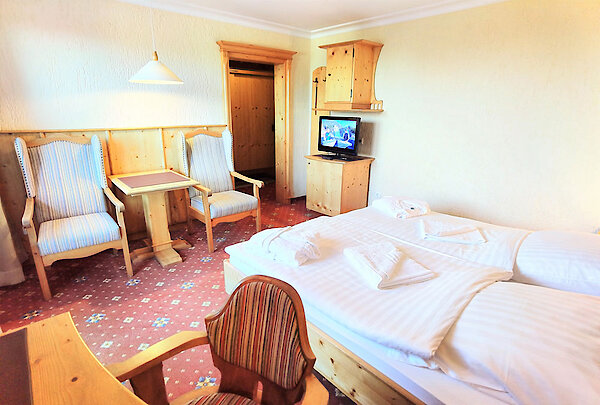 Sitzgelegenheit im Doppelzimmer Falkenstein im Hotel Bayer. Wald